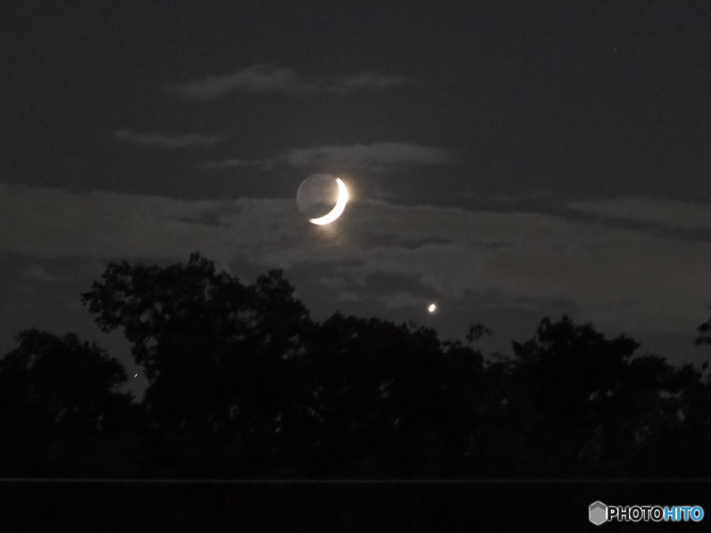 雲に隠れた月明かり