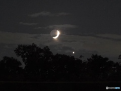 雲に隠れた月明かり