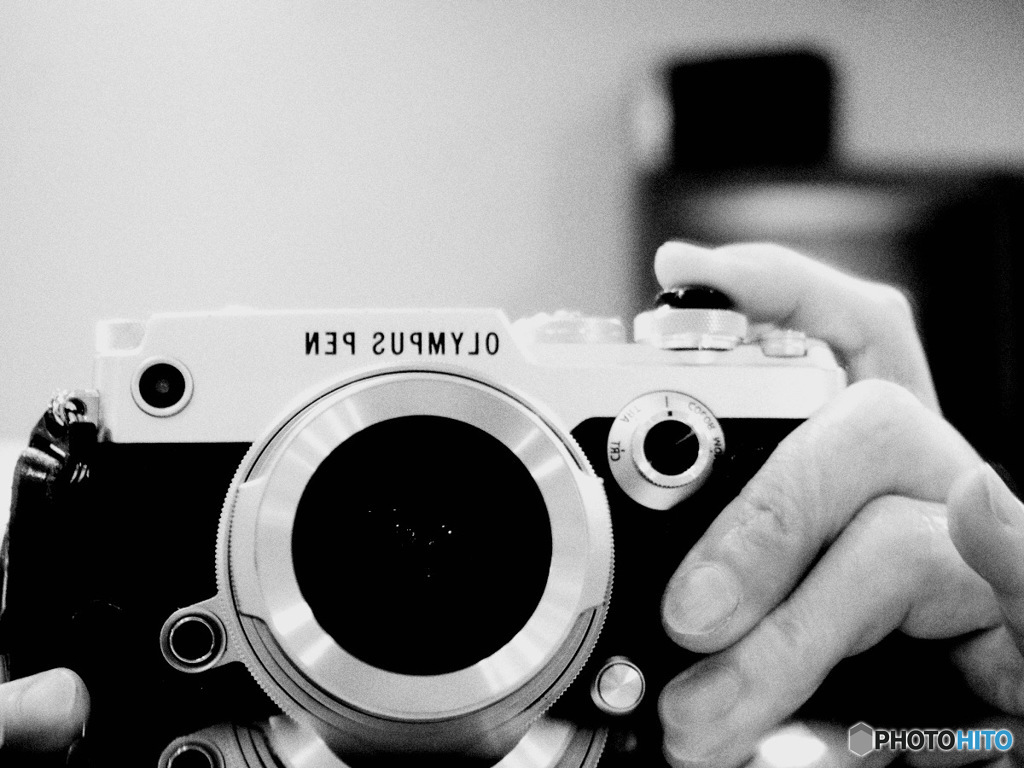 背伸びして、微妙に凹みある硝子前