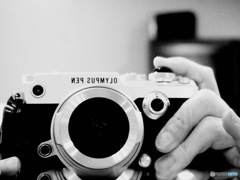 背伸びして、微妙に凹みある硝子前