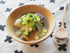 若鳥のつみれ団子と里芋、きのこのスープ