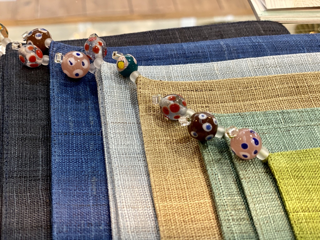 ランチョンマットと硝子玉