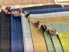 ランチョンマットと硝子玉