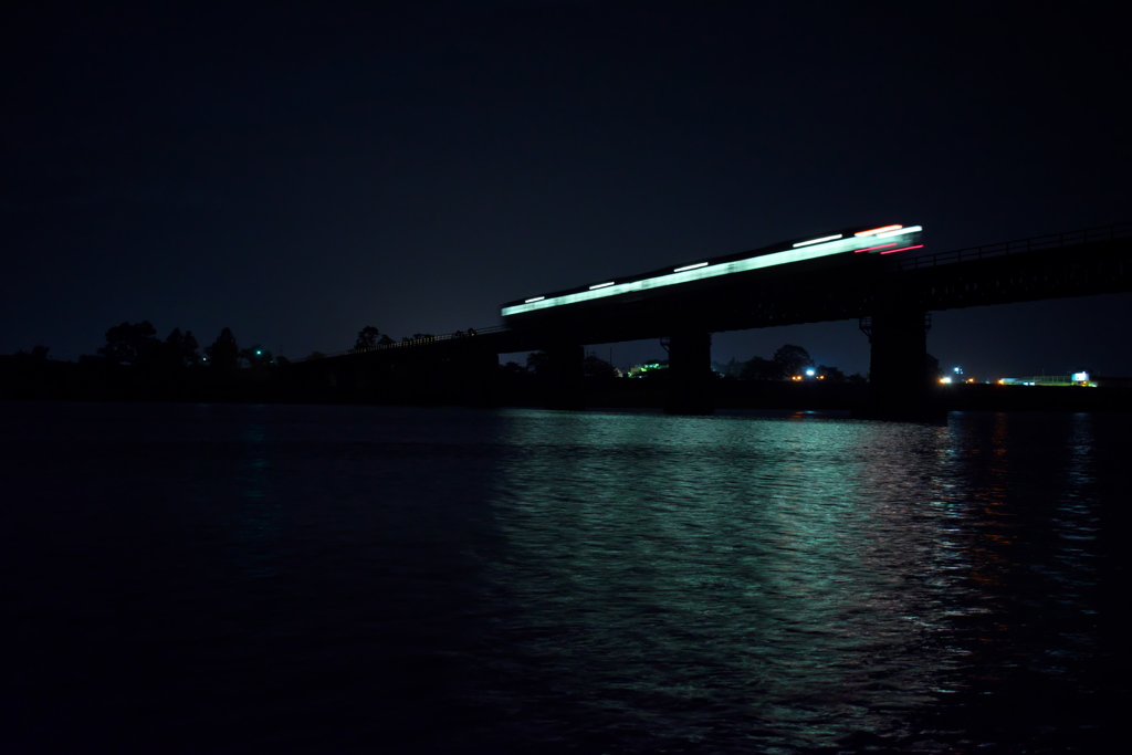 闇夜の宮川鉄橋を行く