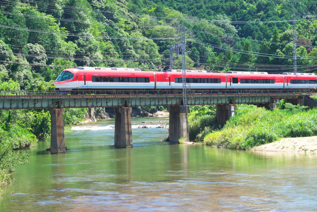 緑の宇陀川を行く