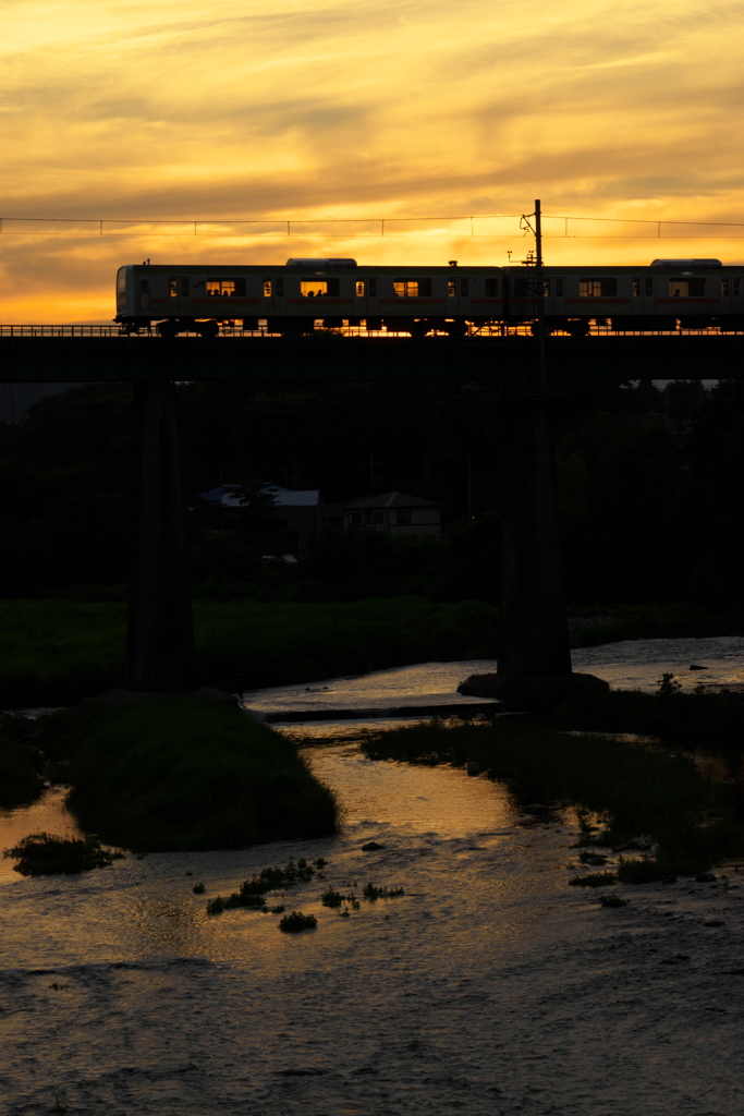 暮れゆく夕刻の入間川