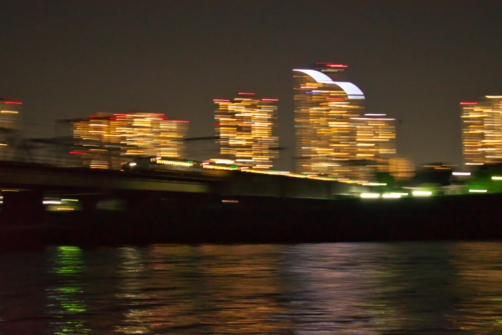 夜の街へと一直線