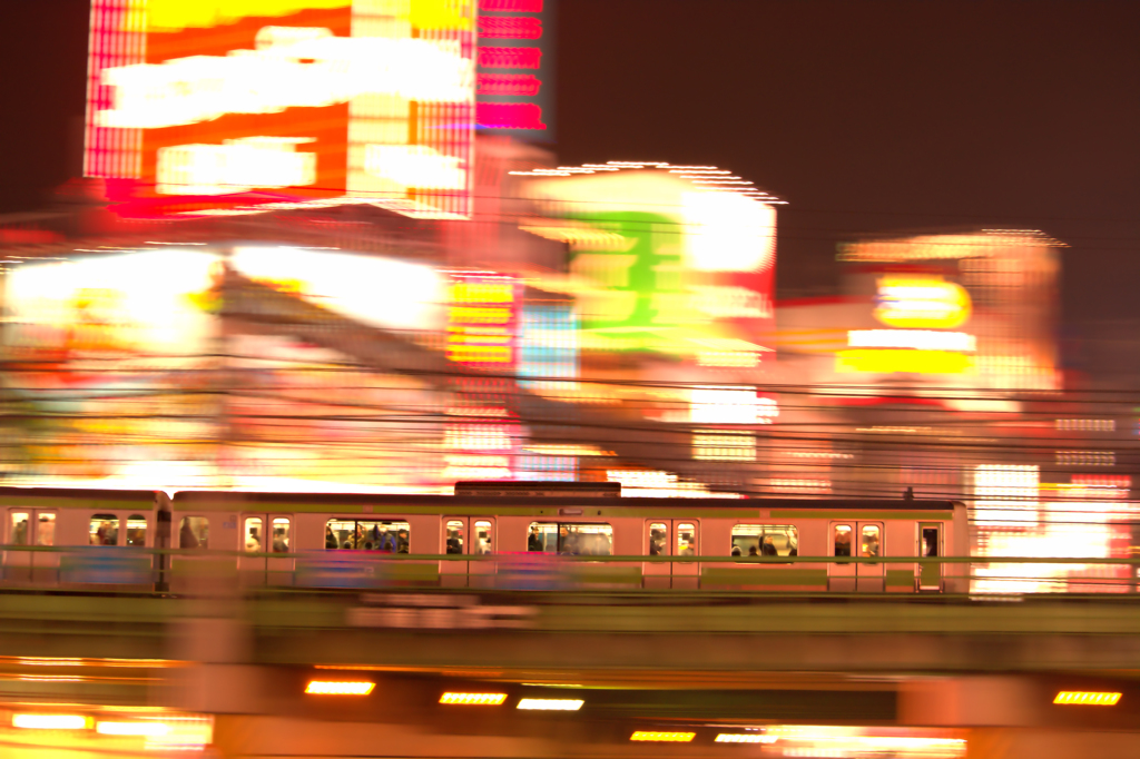流れる歌舞伎町を行く