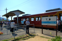 賑わう下灘駅