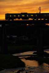 夕暮れに沈む入間川