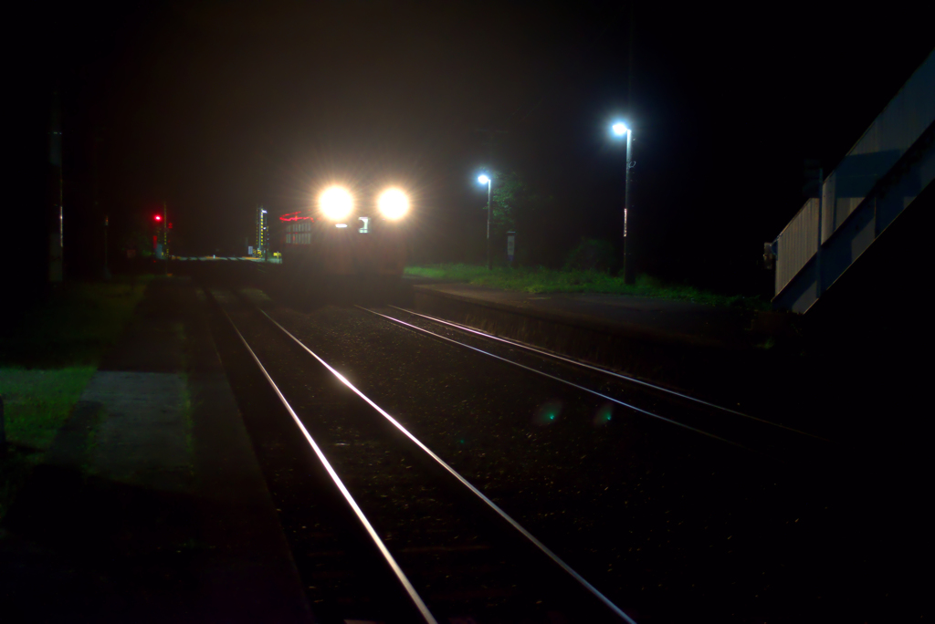 闇夜の無人駅