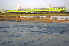 宇治川を横目に