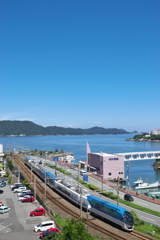 鳥羽湾を走るしまかぜ