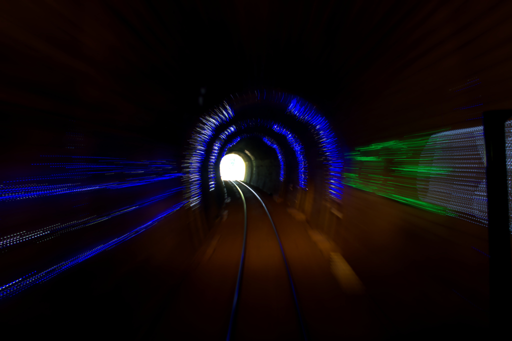 カラフルトンネルの先に