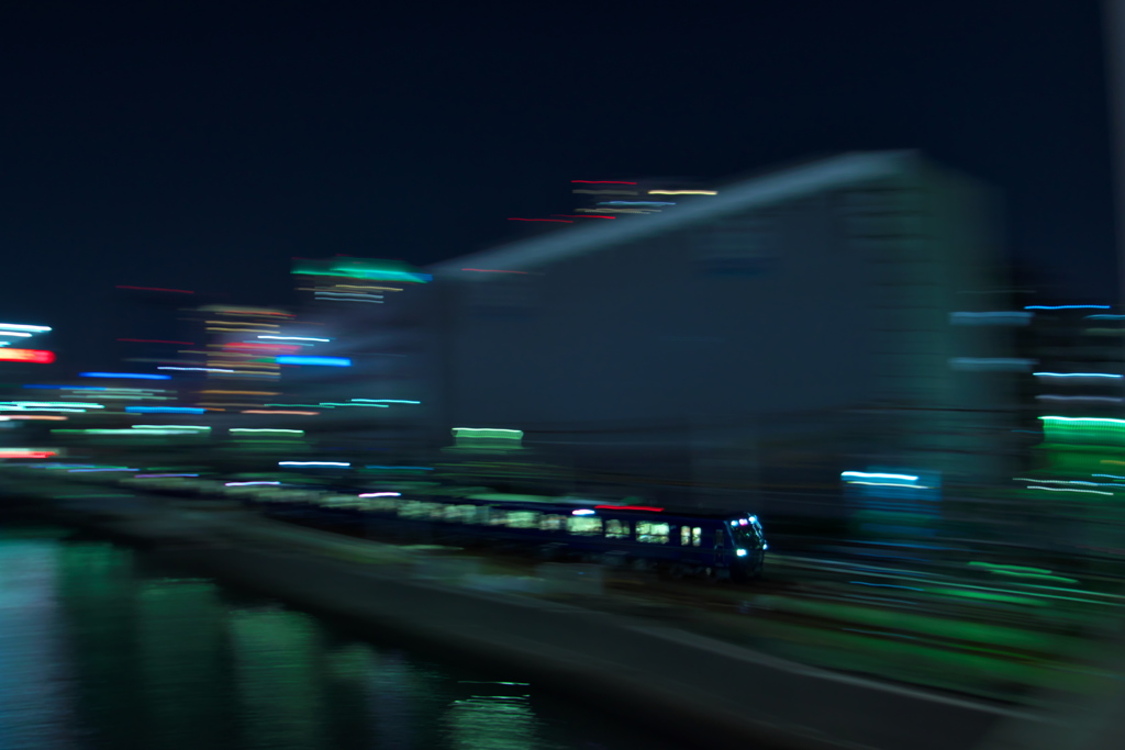 夜の街を急ぐネイビーブルー
