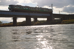 輝く川面