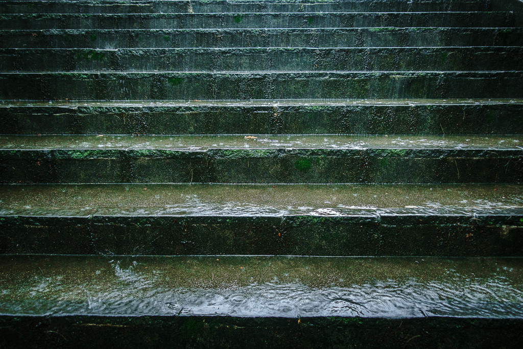 雨の階段