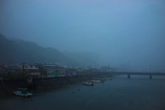 雨の港町