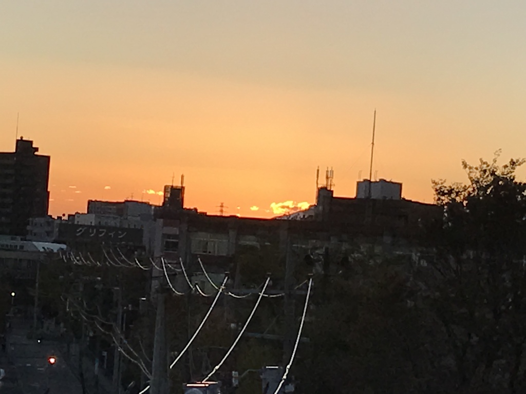 光る雲へ。。