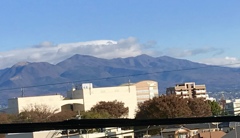 電線と朝の山(^^)