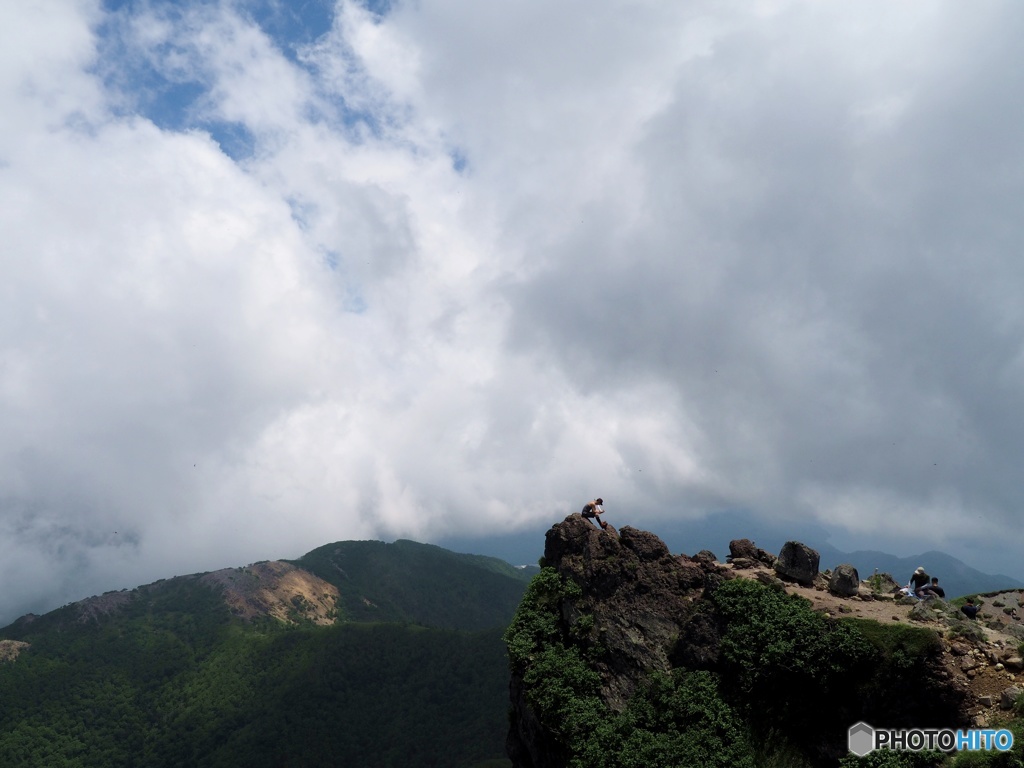 凄いところに座る人
