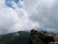 凄いところに座る人