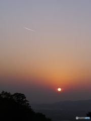 飛行機雲と落日