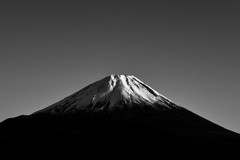 精進湖から望む富士山