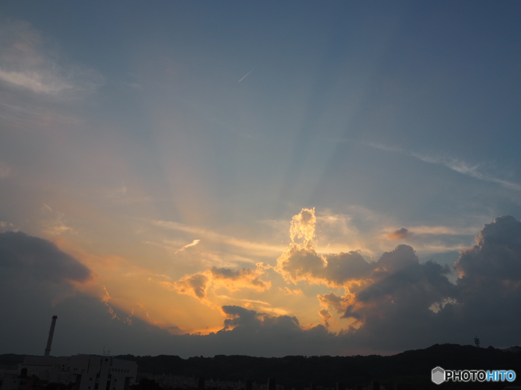 空高く続く光芒