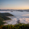 雲海と山を照らす