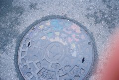 雨上がりのマンホール