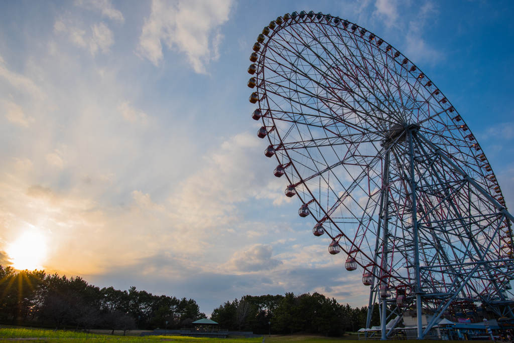 夕暮れの中の大観覧車