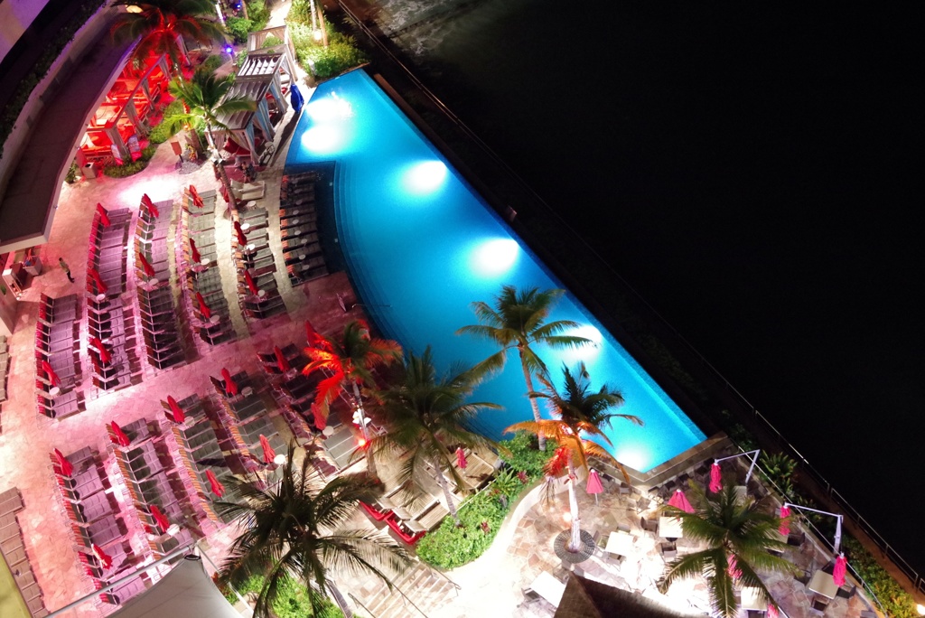 夜のホテル屋外 3