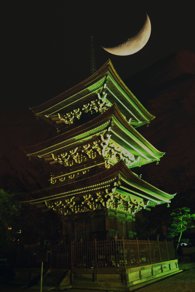 お月様と三重の塔