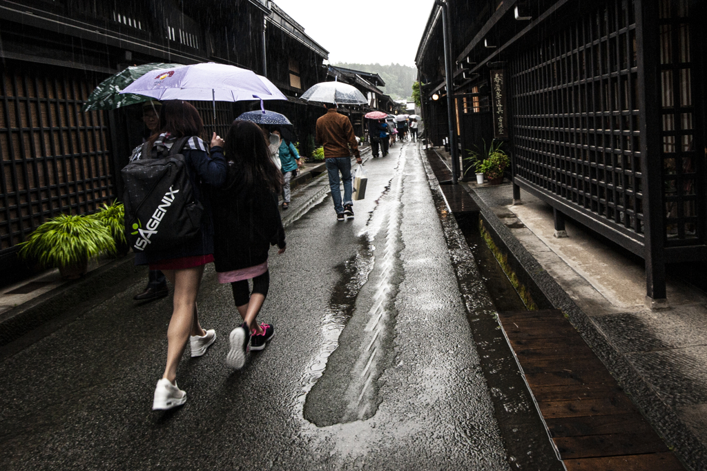雨の高山三之町