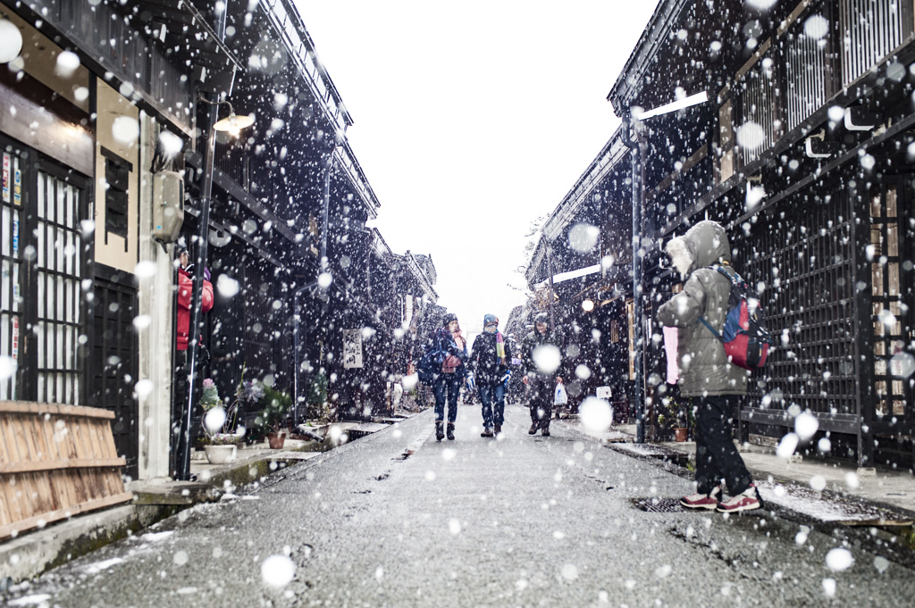 雪の高山三之街