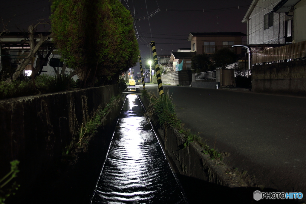 真夜中の側溝