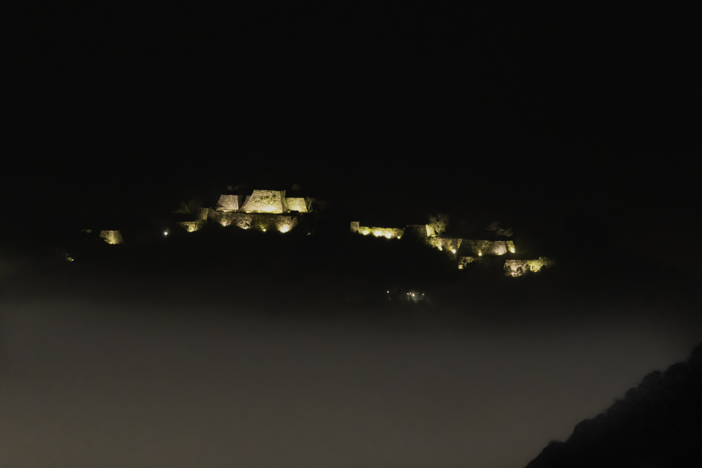 闇夜に浮かぶ城跡