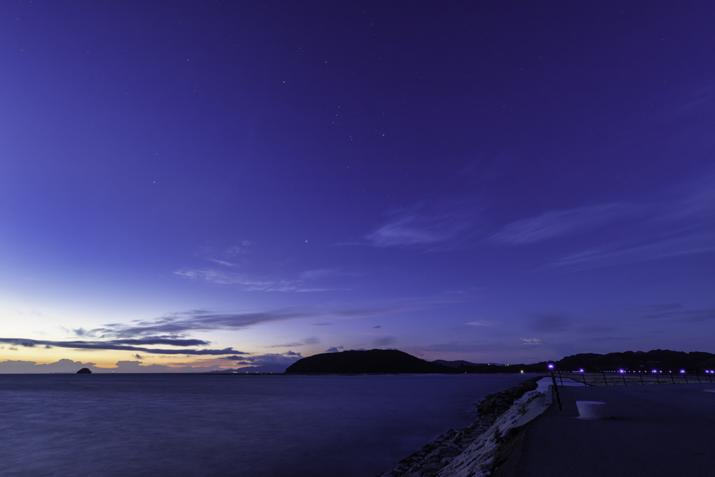 夜明け前西にオリオン