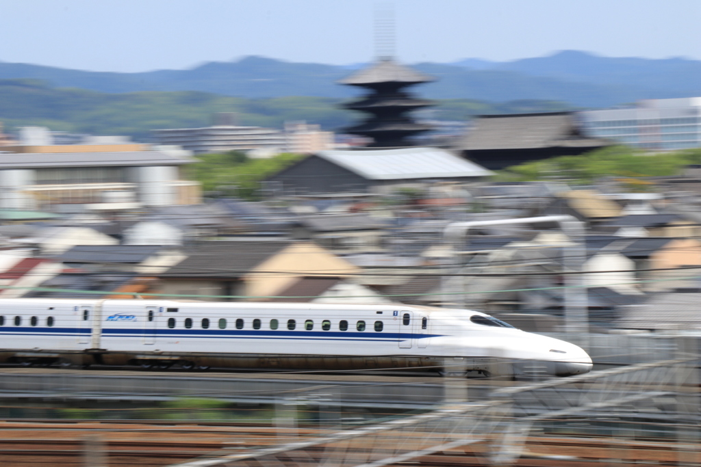 のぞみ号・京都東寺をバックに流し撮り