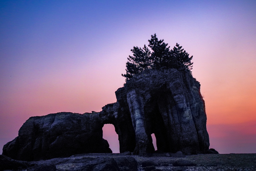 夕陽に染まる奇岩