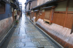 京都 石畳 雨の日もまた素敵かな