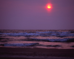 霞む夕日