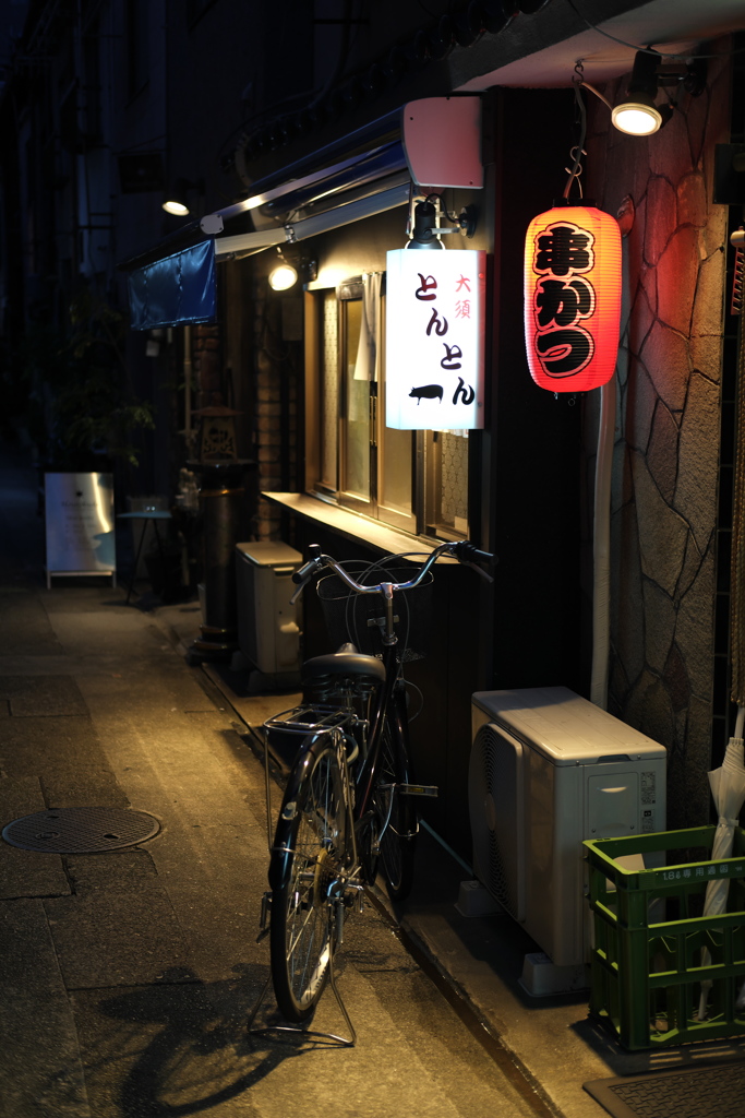 路地裏のあかちょうちん