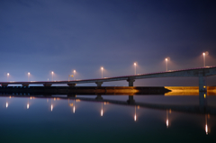 月の隠れた夜に浮かぶ橋