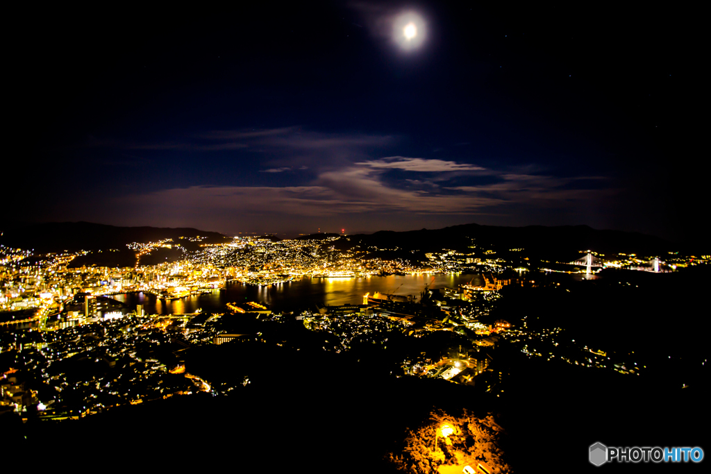 稲佐山の夜景と月