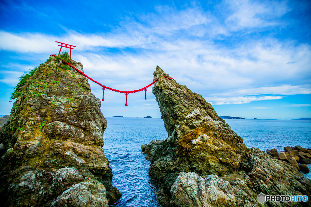 夫婦岩の先の軍艦島