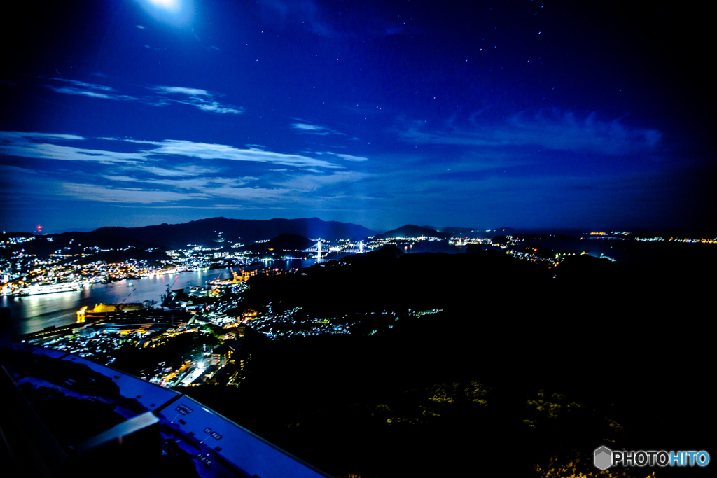 稲佐山の夜景と月と星