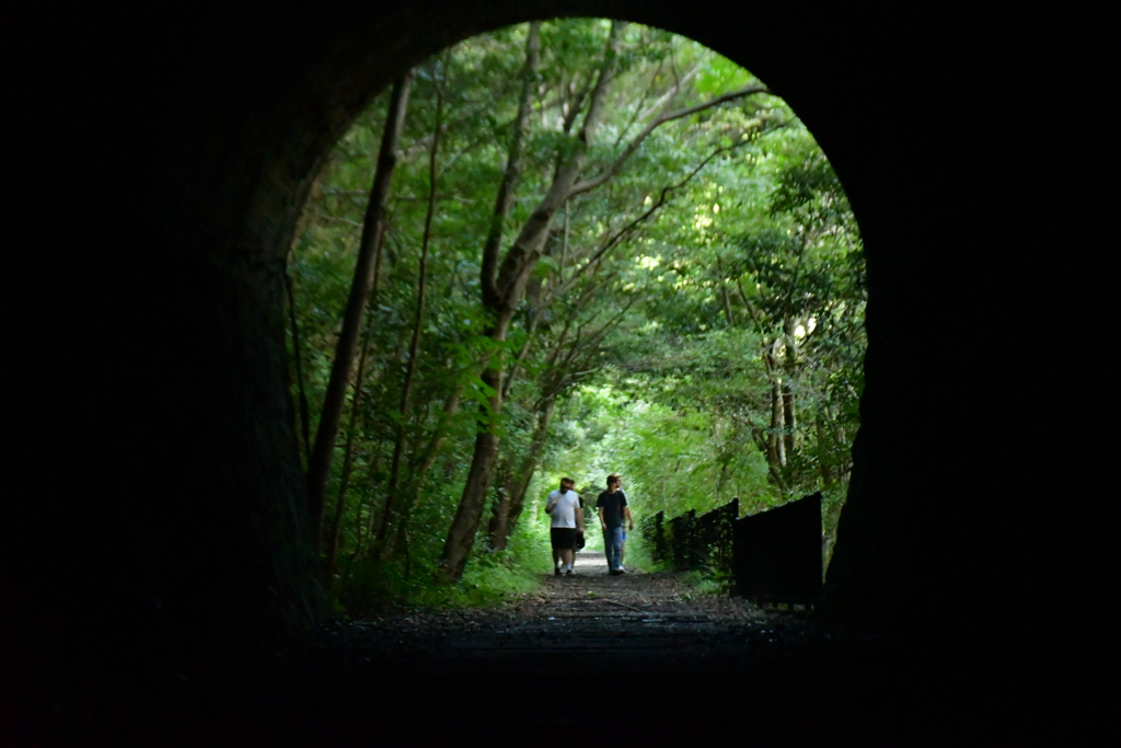 トンネルの向こうから。