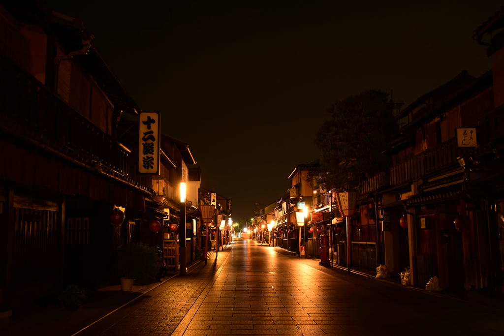 花見小路の夜。